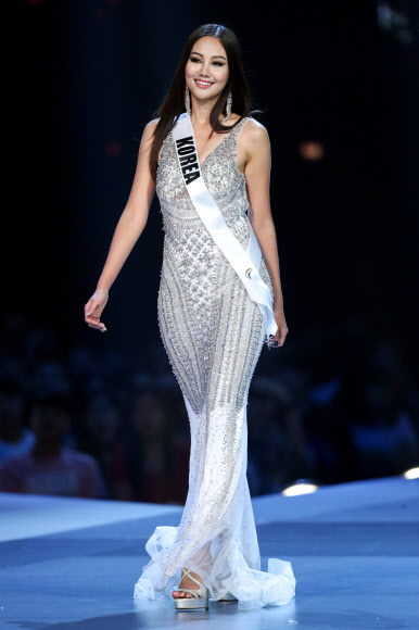 2018 미스유니버스 대회에 참가한 한국 대표 백지현이 13일(현지시간) 태국 방콕에서 열린 대회 예선에서 이브닝 가운을 입고 무대를 걷고 있다. 로이터 연합뉴스