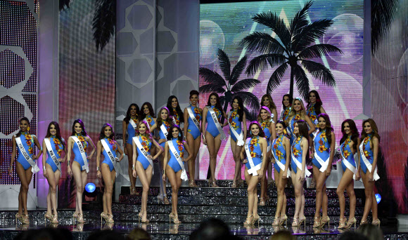 13일(현지시간) 베네수엘라 카라카스에서 열린 ‘2018 미스 베네수엘라 선발대회’에서 참가자들이 수영복을 입고 포즈를 취하고 있다. AP 연합뉴스