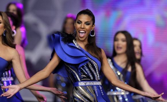 13일(현지시간) 베네수엘라 카라카스에서 열린 ‘2018 미스 베네수엘라 선발대회’에서 우승한 이사벨라 로드리게즈. AP 연합뉴스