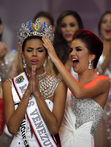 이사벨라 로드리게즈가 13일(현지시간) 베네수엘라 카라카스에서 열린 ‘2018 미스 베네수엘라 선발대회’에서 우승한 후 왕관을 쓰고 기뻐하고 있다. AFP 연합뉴스