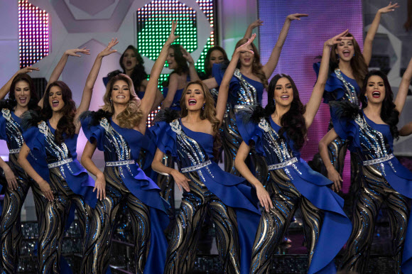 13일(현지시간) 베네수엘라 카라카스에서 열린 ‘2018 미스 베네수엘라 선발대회’. EPA 연합뉴스