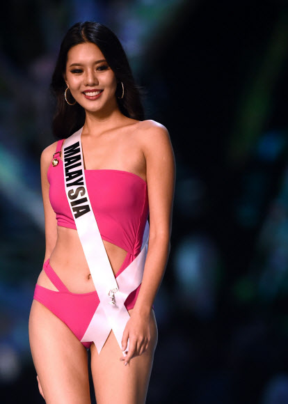 2018 미스유니버스 대회에 참가한 말레이시아 대표가 13일(현지시간) 태국 방콕에서 열린 대회 예선에서 수영복을 입고 무대를 걷고 있다. AFP 연합뉴스