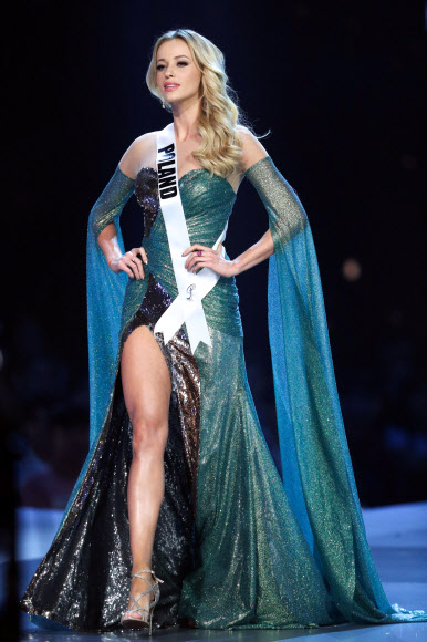 2018 미스유니버스 대회에 참가한 폴란드 대표가 13일(현지시간) 태국 방콕에서 열린 대회 예선에서 이브닝 가울을 입고 무대를 걷고 있다. 로이터 연합뉴스