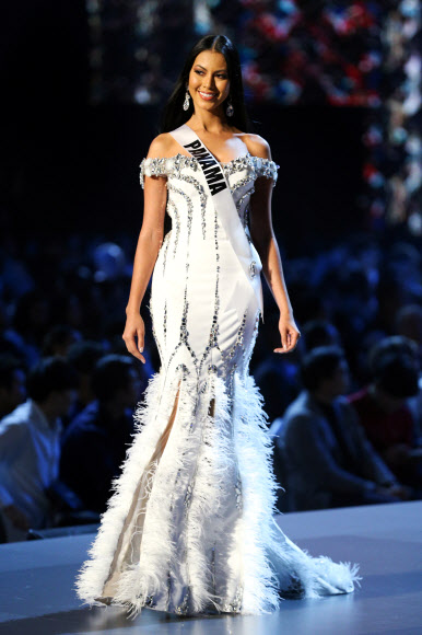 2018 미스유니버스 대회에 참가한 파나마 대표가 13일(현지시간) 태국 방콕에서 열린 대회 예선에서 이브닝 가운을 입고 무대를 걷고 있다. 로이터 연합뉴스