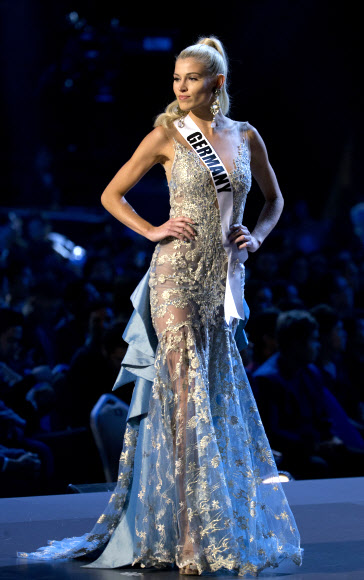 2018 미스유니버스 대회에 참가한 독일 대표가 13일(현지시간) 태국 방콕에서 열린 대회 예선에서 이브닝 가운을 입고 무대를 걷고 있다. AP 연합뉴스