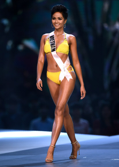 2018 미스유니버스 대회에 참가한 베트남 대표가 13일(현지시간) 태국 방콕에서 열린 대회 예선에서 수영복을 입고 무대를 걷고 있다. AFP 연합뉴스