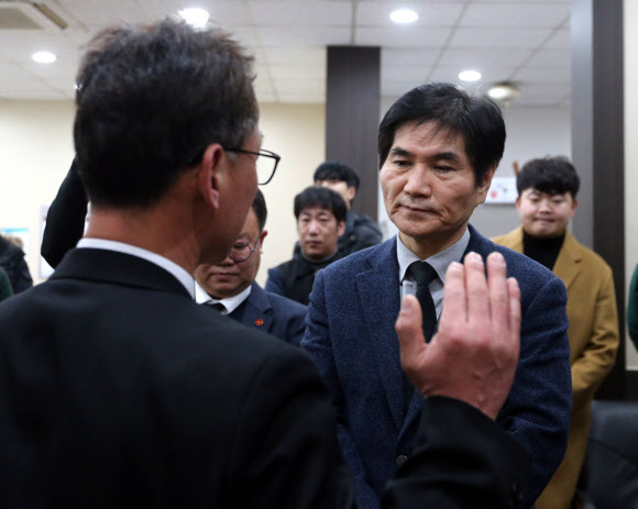 이용선 청와대 시민사회수석이 14일 오후 태안화력발전소에서 비정규직으로 일하다 숨진 김용균씨의 빈소가 마련된 태안의료원 장례식장을 찾았다가 ‘태안화력 시민대책위’ 관계자들의 거센 항의를 받고 있다. 2018.12.14  연합뉴스