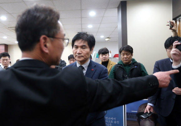 이용선 청와대 시민사회수석이 14일 오후 태안화력발전소에서 비정규직으로 일하다 숨진 김용균씨의 빈소가 마련된 태안의료원 장례식장을 찾았다가 ‘태안화력 시민대책위’ 관계자들의 거센 항의를 받고 있다. 2018.12.14  연합뉴스