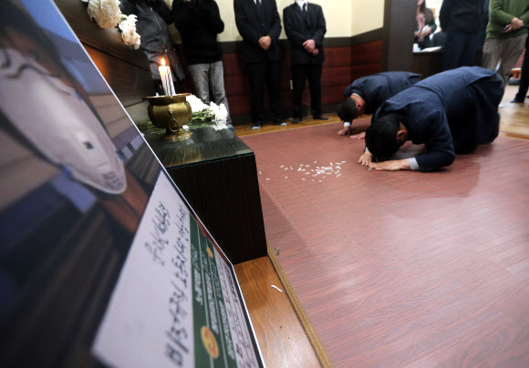 이용선 청와대 시민사회수석이 14일 오후 태안화력발전소에서 비정규직으로 일하다 숨진 김용균씨의 빈소가 마련된 태안의료원 장례식장을 찾아 조문하고 있다. 2018.12.14  연합뉴스