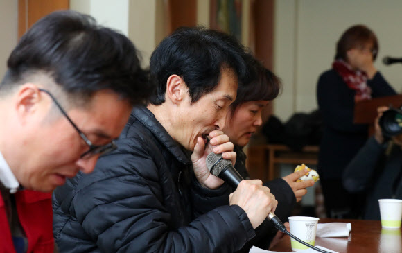 14일 오후 서울 중구 프란치스코 교육회관에서 열린 故 김용균 태안화력 발전소 노동자 사망사고 현장조사 결과 공개 기자회견에서 김 씨의 아버지 김해기씨가 발언을 하고 있다. 왼쪽부터 민주노총 발전비정규직연대회의 이태성 간사, 아버지 김해기씨, 어머니 김미숙씨. 2018.12.14  연합뉴스