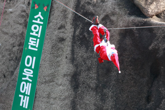 추위 속에 전하는 온기 ‘산 타는 산타’