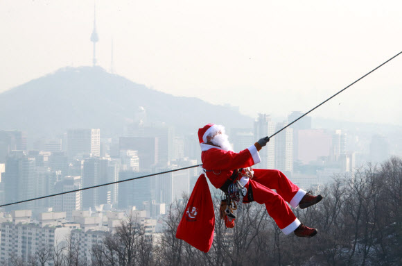 “산타가 굴뚝만 타나요?” 맹추위 녹이는 ‘산 타는 산타’