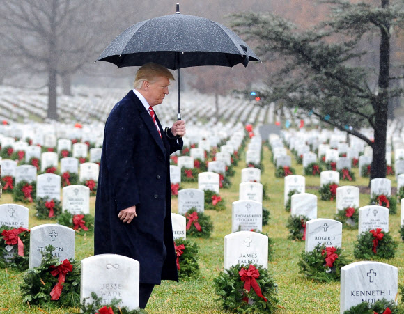 15일(현지시간) 도널드 트럼프 미국 대통령이 알링턴 국립묘지를 찾아 이곳에 장병들을 참배했다. 로이터 연합뉴스