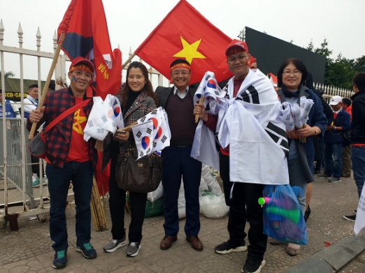베트남 축구팬들에게 태극기 나눠주는 한국 교민들