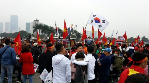 베트남 하노이 경기장 앞 태극기 물결
