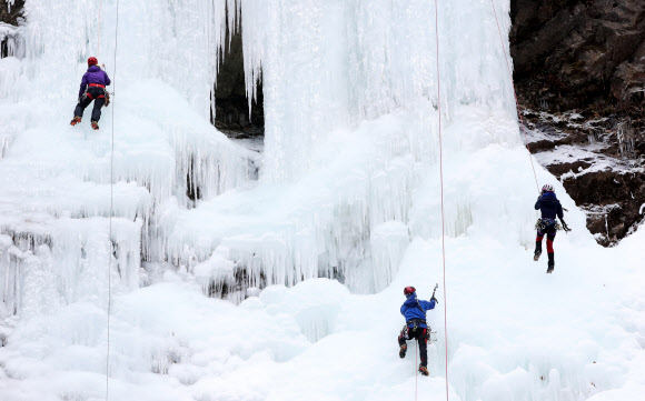 아찔한 빙벽 등반
