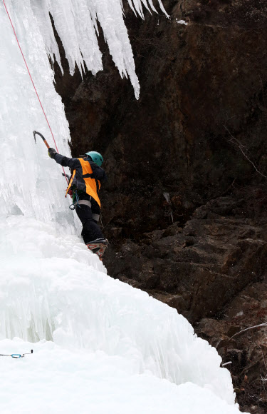 아찔한 빙벽 등반