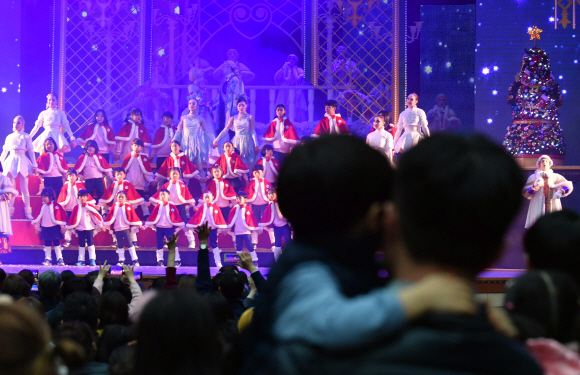 16일 서울 송파구 롯데월드에서 샤롯데 봉사단이 소아암 아동과 ‘드림스테이지’ 합창공연을 하고 있다. 드림스테이지는 2016년부터 시작된 롯데월드의 사회공헌활동 중 하나로 롯데월드 어드벤처 인기 공연인 ‘신데렐라의 크리스마스 파티’에서 특별무대로 꾸며졌다.2018.12.16 박윤슬 기자 seul@seoul.co.kr