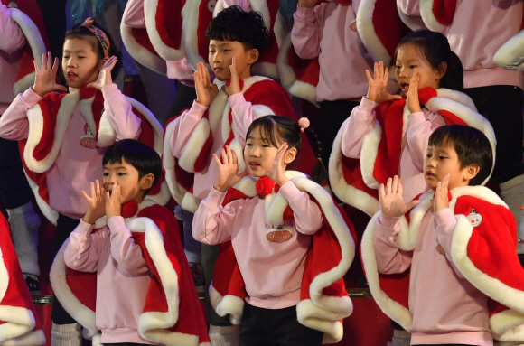 16일 서울 송파구 롯데월드에서 샤롯데 봉사단이 소아암 아동과 ‘드림스테이지’ 합창공연을 하고 있다. 드림스테이지는 2016년부터 시작된 롯데월드의 사회공헌활동 중 하나로 롯데월드 어드벤처 인기 공연인 ‘신데렐라의 크리스마스 파티’에서 특별무대로 꾸며졌다.2018.12.16 박윤슬 기자 seul@seoul.co.kr