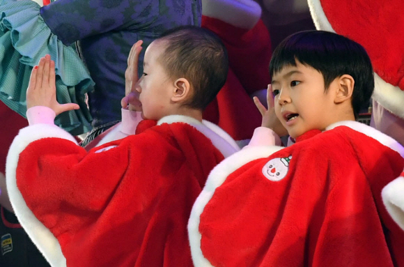 16일 서울 송파구 롯데월드에서 샤롯데 봉사단이 소아암 아동과 ‘드림스테이지’ 합창공연을 하고 있다. 드림스테이지는 2016년부터 시작된 롯데월드의 사회공헌활동 중 하나로 롯데월드 어드벤처 인기 공연인 ‘신데렐라의 크리스마스 파티’에서 특별무대로 꾸며졌다.2018.12.16 박윤슬 기자 seul@seoul.co.kr