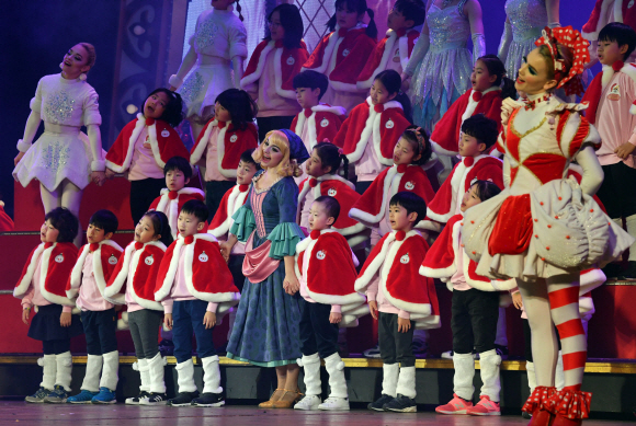 16일 서울 송파구 롯데월드에서 샤롯데 봉사단이 소아암 아동과 ‘드림스테이지’ 합창공연을 하고 있다. 드림스테이지는 2016년부터 시작된 롯데월드의 사회공헌활동 중 하나로 롯데월드 어드벤처 인기 공연인 ‘신데렐라의 크리스마스 파티’에서 특별무대로 꾸며졌다.2018.12.16 박윤슬 기자 seul@seoul.co.kr