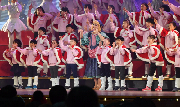 16일 서울 송파구 롯데월드에서 샤롯데 봉사단이 소아암 아동과 ‘드림스테이지’ 합창공연을 하고 있다. 드림스테이지는 2016년부터 시작된 롯데월드의 사회공헌활동 중 하나로 롯데월드 어드벤처 인기 공연인 ‘신데렐라의 크리스마스 파티’에서 특별무대로 꾸며졌다.2018.12.16 박윤슬 기자 seul@seoul.co.kr