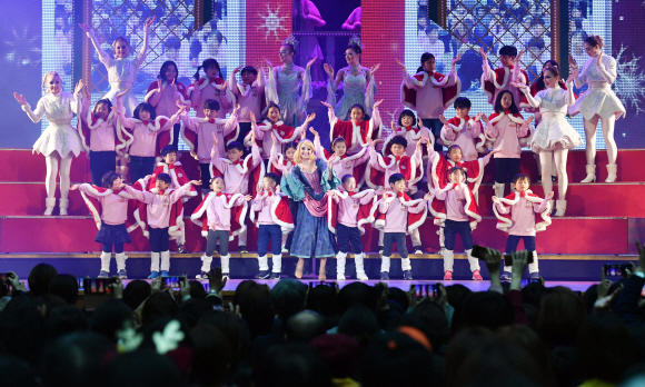 16일 서울 송파구 롯데월드에서 샤롯데 봉사단이 소아암 아동과 ‘드림스테이지’ 합창공연을 하고 있다. 드림스테이지는 2016년부터 시작된 롯데월드의 사회공헌활동 중 하나로 롯데월드 어드벤처 인기 공연인 ‘신데렐라의 크리스마스 파티’에서 특별무대로 꾸며졌다.2018.12.16 박윤슬 기자 seul@seoul.co.kr