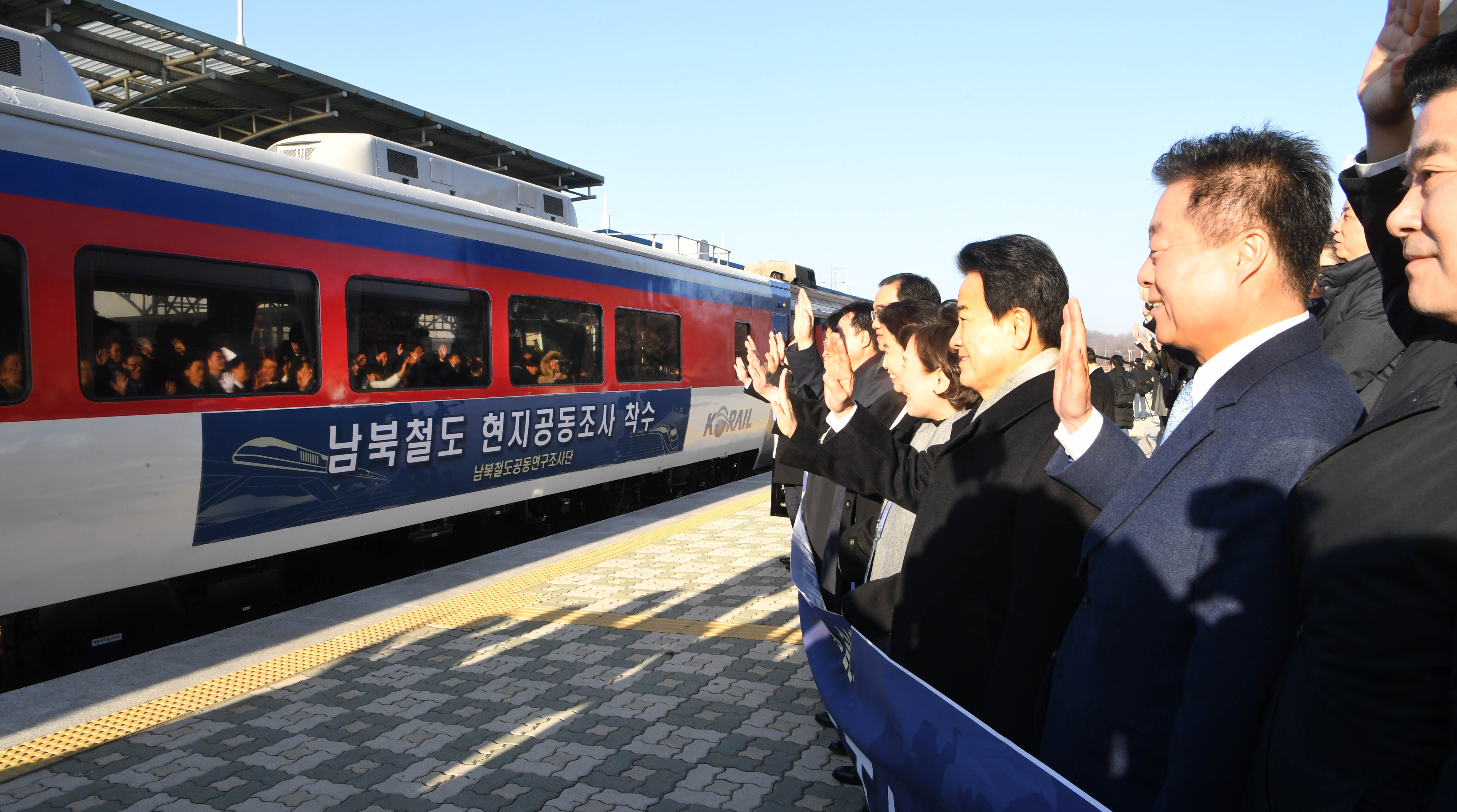 경기도 파주 도라산역에서 북한 신의주로 가는 남북철도현지공동 조사단이 탄 열차가 북한으로 출발 하고 있다 2018.11.30 사진공동취재단