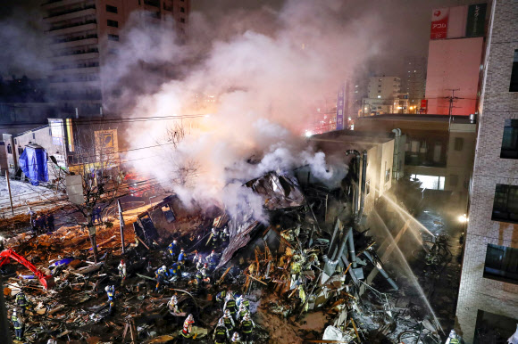 16일 오후 8시30분께 일본 북부 홋카이도의 중심도시 삿포로의 한 식당에서 폭발 사고가 발생해 40여명이 다쳤다고 교도통신 등 외신들이 보도했다. 연기가 피어오르는 사고 현장에서 소방대원들이 진화, 구조 작업을 펼치고 있다. 2018.12.17  연합뉴스