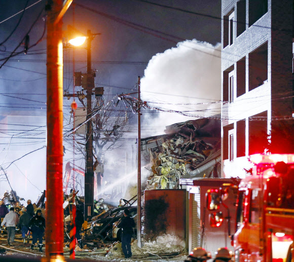 16일 오후 8시30분께 일본 북부 홋카이도의 중심도시 삿포로의 한 식당에서 폭발 사고가 발생해 40여명이 다쳤다고 교도통신 등 외신들이 보도했다. 연기가 피어오르는 사고 현장에서 소방대원들이 진화, 구조 작업을 펼치고 있다. 2018.12.17  연합뉴스