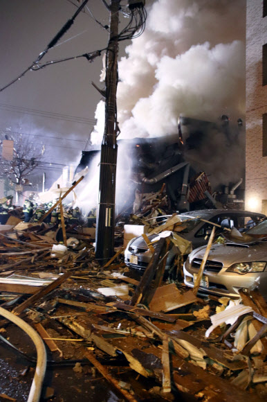 16일 오후 8시30분께 일본 북부 홋카이도의 중심도시 삿포로의 한 식당에서 폭발 사고가 발생해 40여명이 다쳤다고 교도통신 등 외신들이 보도했다. 연기가 피어오르는 사고 현장에서 소방대원들이 진화, 구조 작업을 펼치고 있다. 2018.12.17  연합뉴스