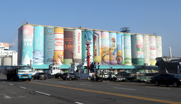 17일 오전 인천시 중구 인천항 7부두 내 사일로(Silo·곡식 저장시설) 외벽에 벽화가 그려져 있다. 이 벽화는 높이 48m, 길이 168m, 폭 31.5m 규모로 시간의 흐름을 상징하는 봄·여름·가을·겨울 북 커버 장식이 그려졌고 성장 과정을 의미하는 문구가 16권의 책 제목으로 디자인됐다. 이 벽화는 ‘세계에서 가장 큰 야외벽화’로 기네스북에 이름을 올렸다. 2018.12.17  연합뉴스