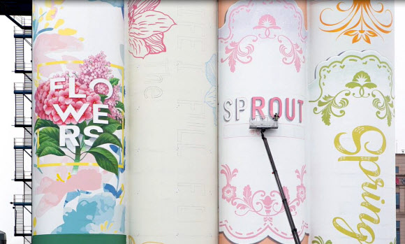 벽화 그려지는 인천항 곡물 저장고. 인천항 곡물 저장고 벽화가 세계 최대 야외 벽화로 기네스 기록을 인증받았다. 2018.12.17  인천시 제공