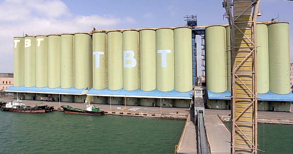 벽화가 그려지기 전 인천항 곡물 저장고.  인천항 곡물 저장고 벽화가 세계 최대 야외 벽화로 기네스 기록을 인증받았다. 2018.12.17  인천시 제공