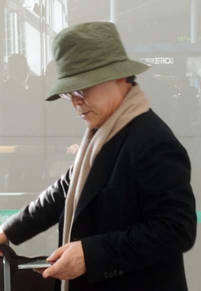 17일 인천국제공항 제2터미널에서 우윤근 러시아대사가 얼굴을 가린채 비행탑승수속을 밟고 있다. 2018.12.17 박지환기자 popocar@seoul.co.kr