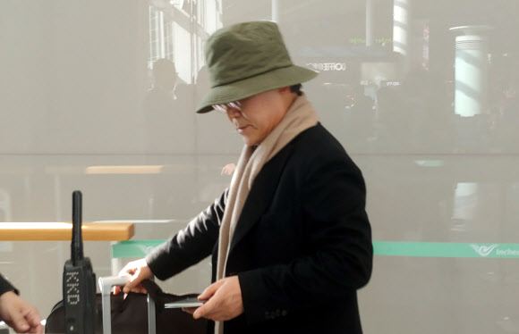 출국하는 우윤근 대사