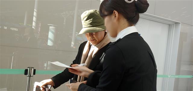 모자 눌러쓴 우윤근 대사