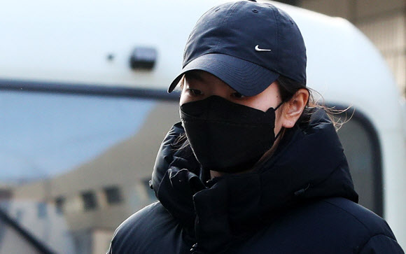 쇼트트랙 국가대표 심석희가 17일 오후 경기도 수원시 영통구 수원지방법원에서 열린 조재범 전 국가대표팀 코치의 항소심 2차 공판에 폭행 피해 사실 진술을 위해 출석하고 있다.  조 전 코치는 쇼트트랙 국가대표 선수들을 상습 폭행한 혐의로 법원으로부터 징역 10월의 실형을 선고받았다. 2018.12.17  연합뉴스