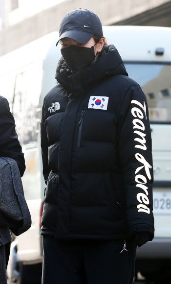 쇼트트랙 국가대표 심석희가 17일 오후 경기도 수원시 영통구 수원지방법원에서 열린 조재범 전 국가대표팀 코치의 항소심 2차 공판에 폭행 피해 사실 진술을 위해 출석하고 있다.  조 전 코치는 쇼트트랙 국가대표 선수들을 상습 폭행한 혐의로 법원으로부터 징역 10월의 실형을 선고받았다. 2018.12.17  연합뉴스