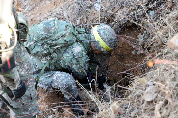 지난 12일 강원도 철원 중부전선에서 남북 시범철수 GP(감시초소) 상호검증에 나선 남측 검증단이 북측 GP를 검증하고 있다. 2018.12.17  국방부 제공
