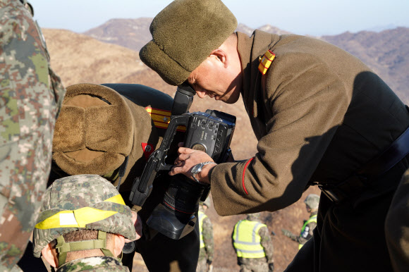 지난 12일 강원도 철원 중부전선에서 남북 시범철수 GP(감시초소) 상호검증에 나선 북측 검증단이 남측 GP를 검증하고 있다. 2018.12.17  국방부 제공