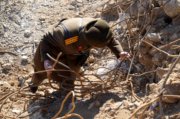 지난 12일 강원도 철원 중부전선에서 남북 시범철수 GP(감시초소) 상호검증에 나선 북측 검증단이 남측 GP를 검증하고 있다. 2018.12.17  국방부 제공