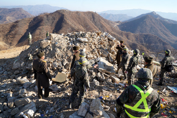 지난 12일 강원도 철원 중부전선에서 남북 시범철수 GP(감시초소) 상호검증에 나선 북측 검증단이 남측 GP를 검증하고 있다. 2018.12.17  국방부 제공