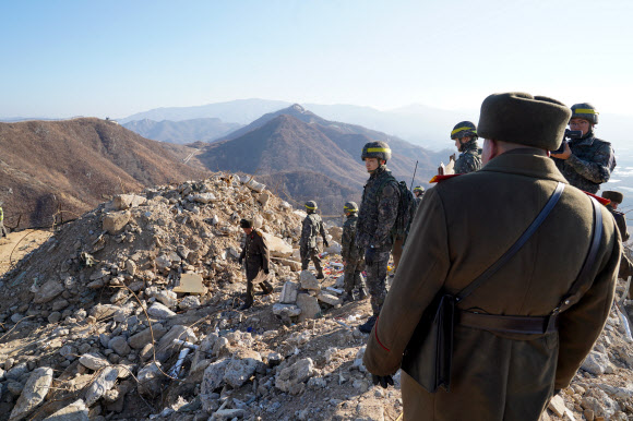 지난 12일 강원도 철원 중부전선에서 남북 시범철수 GP(감시초소) 상호검증에 나선 북측 검증단이 남측 GP를 검증하고 있다. 2018.12.17  국방부 제공