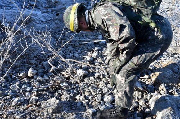 지난 12일 강원도 철원 중부전선에서 남북 시범철수 GP(감시초소) 상호검증에 나선 남측 검증단이 북측 GP를 검증하고 있다. 2018.12.17  국방부 제공