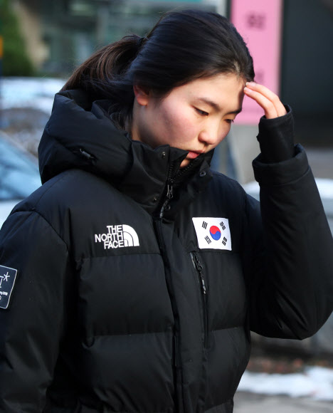 쇼트트랙 국가대표 심석희가 17일 오후 경기도 수원시 영통구 수원지방법원에서 열린 조재범 전 국가대표팀 코치의 항소심 2차 공판에 출석해 폭행 피해 사실 진술을 마치고 법원을 나오고 있다.  조 전 코치는 쇼트트랙 국가대표 선수들을 상습 폭행한 혐의로 법원으로부터 징역 10월의 실형을 선고받았다. 2018.12.17  연합뉴스