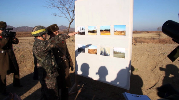 지난 12일 강원도 철원 중부전선에서 남북 군사당국이 시범철수한 비무장지대 내 GP(감시초소)를 상호검증에 나선 가운데 우리측 현장검증단이 북측 안내인원으로부터 북측 GP 파괴 현황 설명을 듣고 있다. 2018.12.17  국방부 제공