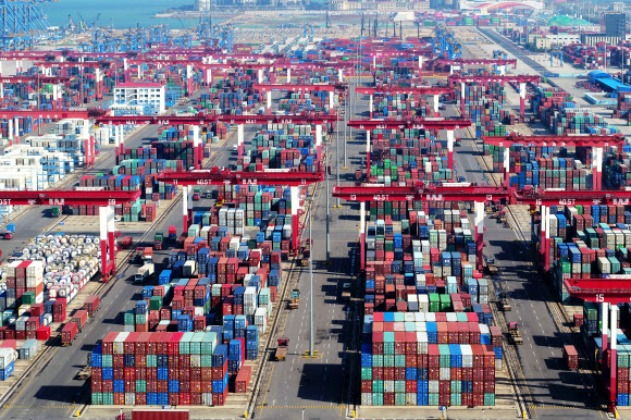 지난달 8일 중국 산둥성 칭다오항 야적장에 수출입 화물 컨테이너가 빼곡히 쌓여 있다. 중 상무부의 ‘2018년 추계 중국 대외 무역 정세 보고서’에 따르면 지난 11개월 동안 중국의 대외무역 실적은 무역전쟁, 브렉시트(영국의 유럽연합 탈퇴) 등 글로벌 불확실성에도 불구하고 수출입량이 전년 대비 11.1% 증가한 27조 8800억 위안(약 4574조 2700억원) 규모로 집계됐다.  베이징 신화통신 연합뉴스