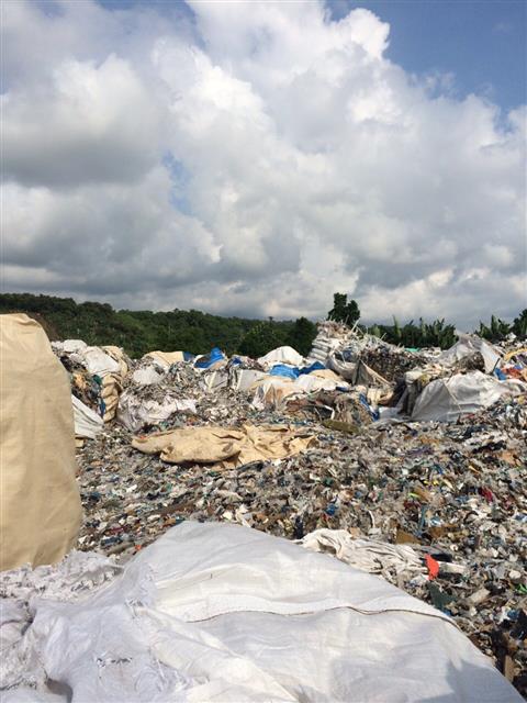 한국에서 불법 수출됐다가 필리핀 세관 당국에 적발된 폐기물들. 인천시 연수구 송도에 위치한 무허가 쓰레기 수출 선적장에서 발견된 폐기물과 마찬가지로 재활용할 수 없는 폐기물들이 이물질과 뒤섞여 있다.  그린피스 제공
