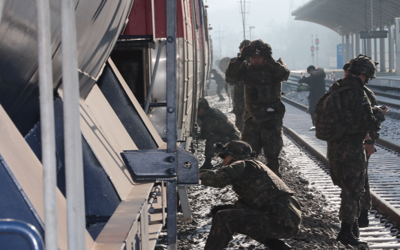 북한 철도 조사를 마친 열차가 18일 오전 도라산역에 도착해 군인, 세관 요원들이 열차를 점검하고 있다. 이열차는 이날 오전 개성 판문역에서  인수해왔다. 2018.12.18  사진공동취재단